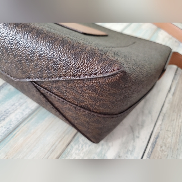 ***SOLD***MICHAEL KORS MK JET SET TRAVEL CROSSBODY LITE-WEIGHT BAG - Picture 9 of 11